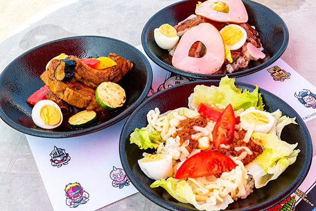 左から『テリーマンのテキサススタイルＢＢＱスペアリブ』、『ミートくんのピリ辛ミートライス』、『リップオブマッスル　ローストビーフ丼』。すべて１５００円（税込）