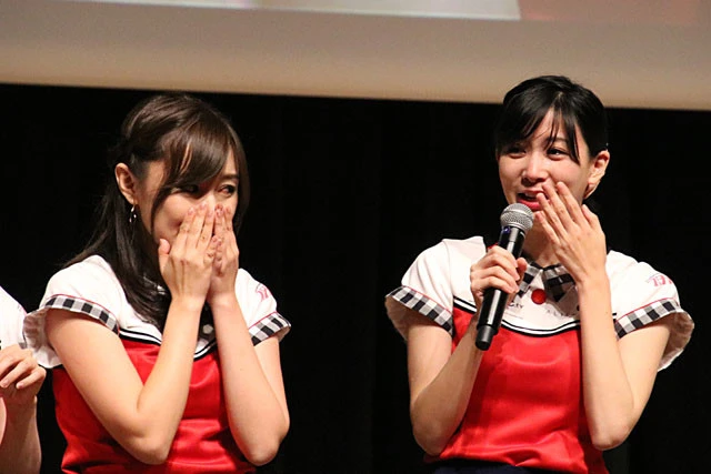 勝負に勝ち、泣く服部彩加（右）