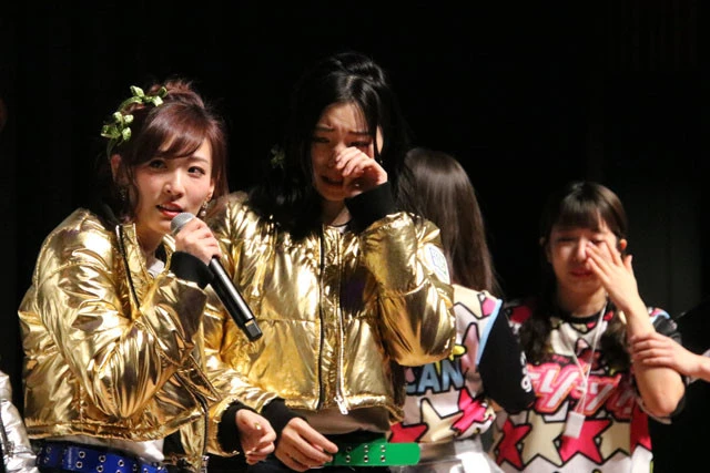 金のジャケットを着た白河優菜と奥の石田晴香だけでなく、後ろを向いている三田寺理紗も号泣