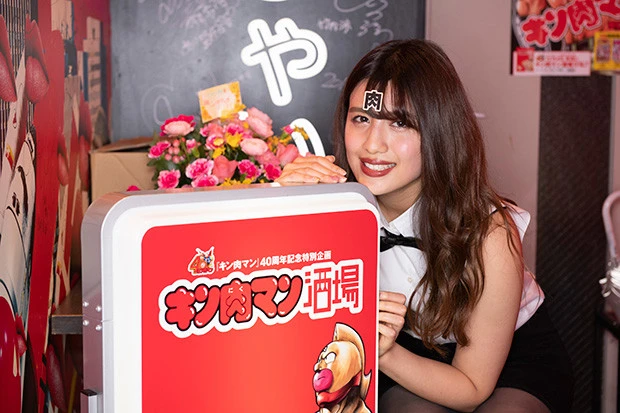 今回登場するのは、キン肉マン酒場で店員も務める高橋かなママ！
