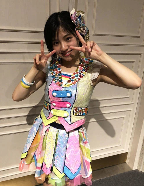 公演終了後、久しぶりの撮影に緊張しながらも写真を撮らせてくれた