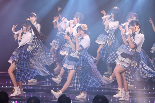 1曲目『重力シンパシー』から全力パフォーマンスでファンを盛り上げた