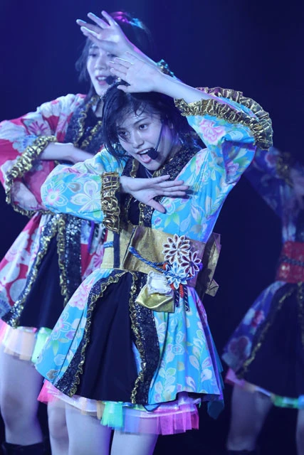 アンコール1曲目『恋のお縄』では激しいダンスパフォーマンスでファンを魅了