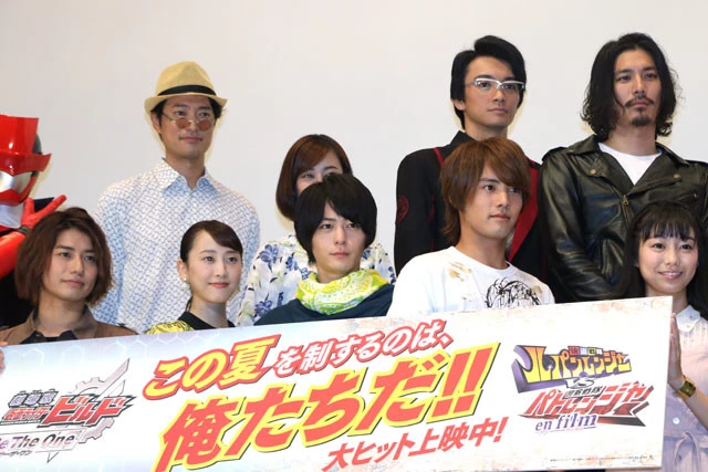 左上から前川泰之、滝裕可里、越智友己、水上剣星、左下から武田航平、松井玲奈、犬飼貴丈、赤楚衛二、高田夏帆