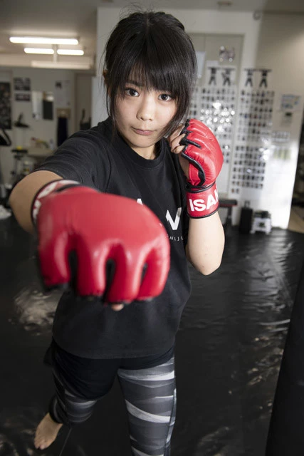 アイドルとプロ格闘家を両立させる、仮面女子の川村虹花