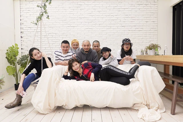 撮影後『ＦＨＭ　Ｔａｉｗａｎ』のスタッフと記念撮影。皆さんめちゃくちゃオシャレ