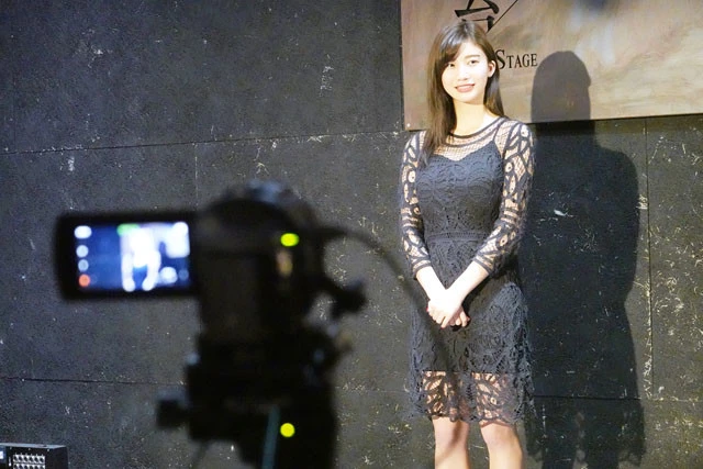 フォトセッション中。本人曰く、いつもより眉毛を濃く仕上げてもらい、台湾のトレンドに寄せたそう