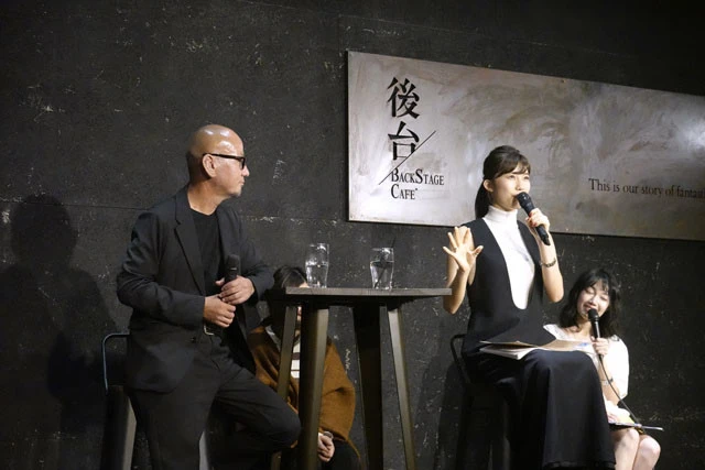 カメラマン熊谷さんと語り合う様子。イベント終了後には熊谷さんにサインを求めるファンも