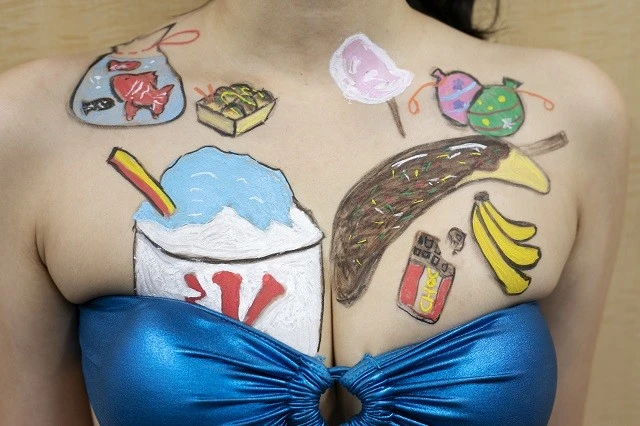 おっぱいと芸術が融合！？ グラドル・椎名香奈江の"パイアートカレンダー"！【２０１８年８月Ｖｅｒ．】