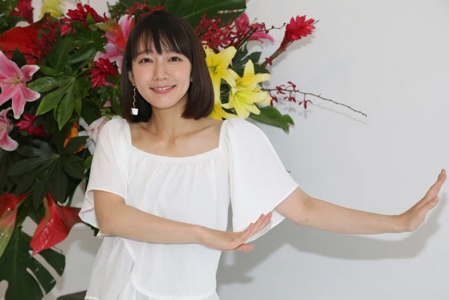 初めてのハワイが過酷なロケだった吉岡里帆。リゾート感はゼロだったが、サービスでフラダンスを披露