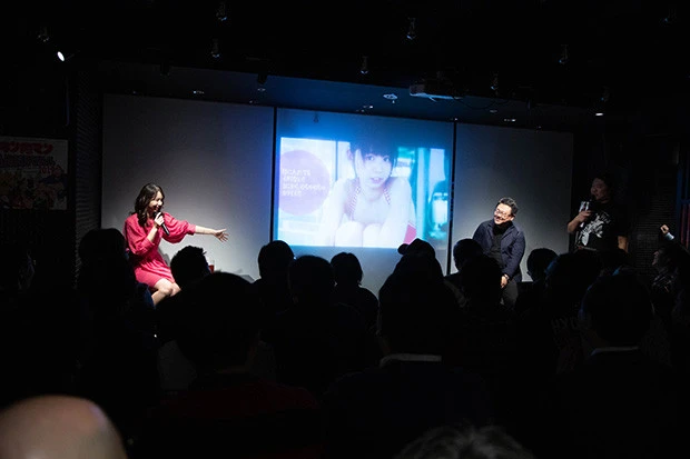 『週刊プレイボーイ』でのグラビア１０年間ををまとめた『２５歳～おかえり里奈～』からお気に入りのページを選んでもらった