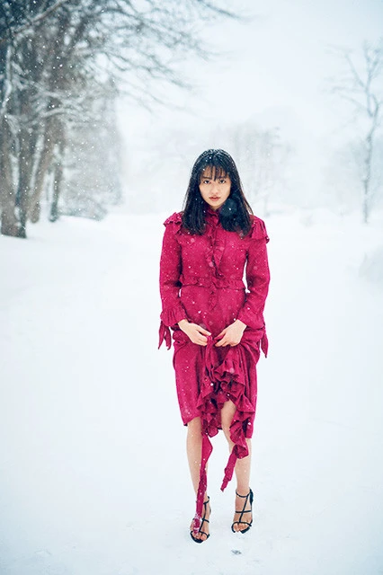 グラビア界も大注目の女優・奥山かずさが故郷・青森で極寒グラビアに挑戦「吹雪からの温泉で、ヘルシーな色気が出ました」