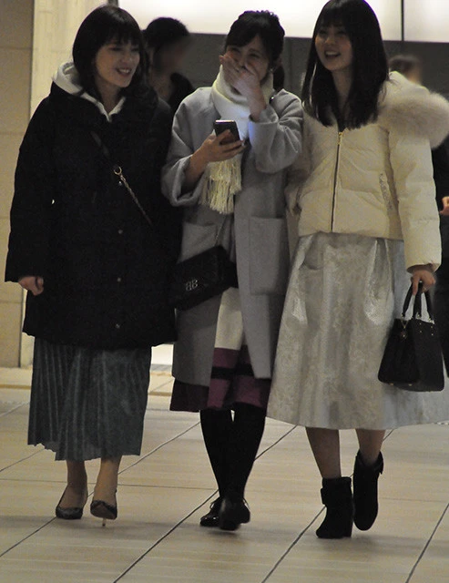 （左から）テレビ朝日・三谷紬アナ、フジテレビ・久慈暁子アナ、日本テレビ・佐藤梨那アナ。とある駅で合流し、楽しそうに話しながら夜の街へと消えていった