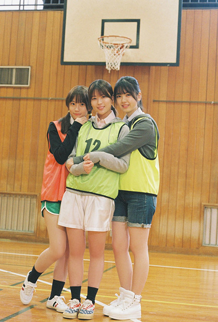 グループ年少組の３人。左から掛橋沙耶香、岩本蓮加、筒井あやめ