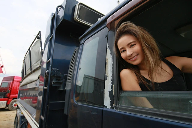 １２トンダンプで土砂を運ぶトラガール・古澤未来「こういう業界にいるんでキツそうに見られるけど、じつは乙女なんです（笑）」