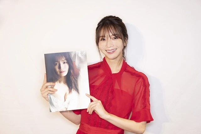 傳谷英里香が写真集『ｓｏｌ（ソル）』の発売記念イベントを開催。写真集で意識したことは「もっと等身大の私も知ってほしかった」