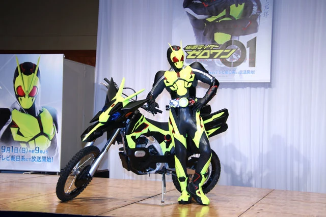 発表時から好評を得た仮面ライダーゼロワン。黄色がメインカラーになるのも仮面ライダー史上初。そしてデザインはバッタをイメージしている