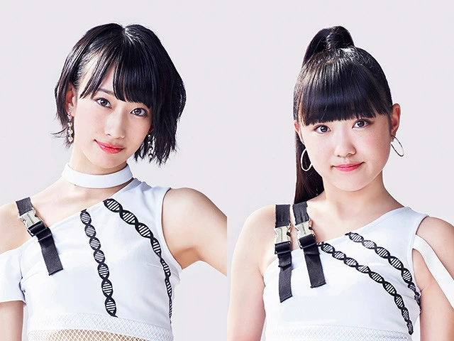 BEYOOOOONDSの前田こころ(左)と江口紗耶(右)
