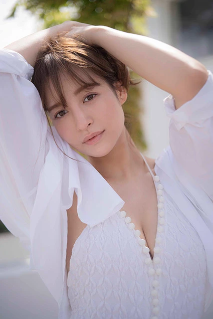 ファッションモデル・野崎萌香が週プレで男性誌初グラビア！「家はスパルタでした（笑）。テレビを見るために親にお手紙を書いたことも」