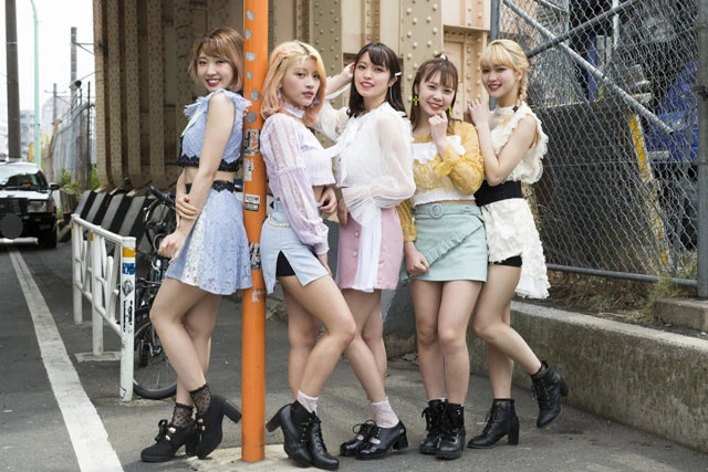 （左から）ＮＥＮＥ、ＬＥＮＡ、ＭＩＹＵ、ＹＵＭＡ、ＡＩＲＩ