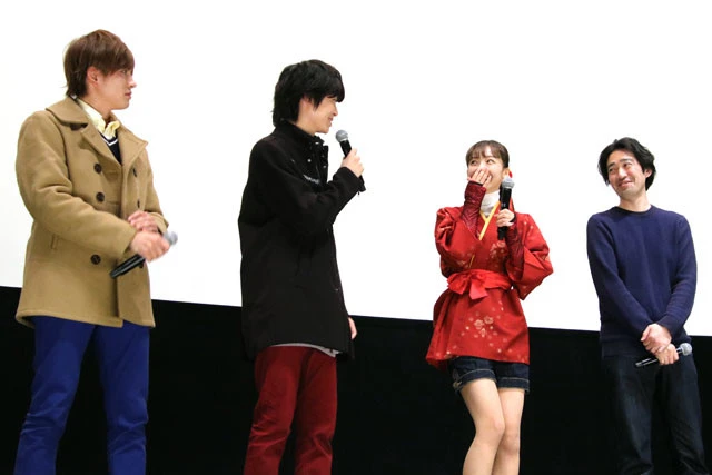 アクションを褒(ほ)められ、照れ笑いを浮かべる華村