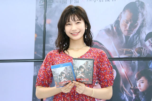 初主演映画『レッド・ブレイド』で"くノ一"を演じた小倉優香。アクションシーンで「生まれたての小鹿」に