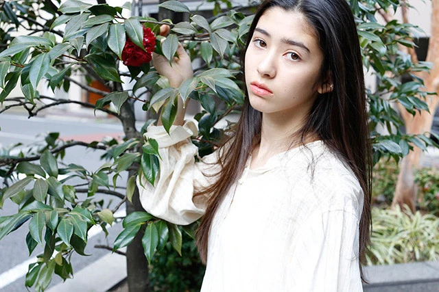 「役のためなら髪を剃っても染めてもいい」大人っぽい見た目とのギャップが魅力的な１４歳のハーフ美少女・新音の女優としての覚悟