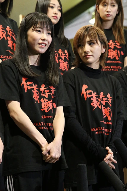 W主演の横山由依(左)と岡田奈々