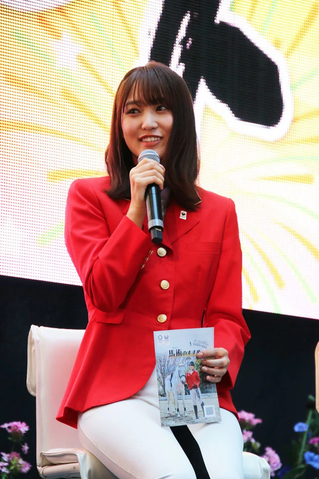 馬術の魅力が分かりやすく書かれた『馬術のすすめ』をPRする菅井