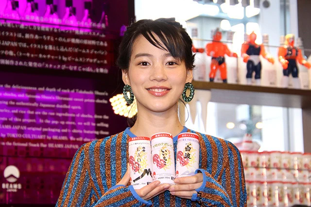 "創作あーちすと"のん、BEAMSコラボの焼酎ラベルをデザイン。PR動画ではスナックのママを演じる「イメージは江利チエミさんの『サザエさん』」