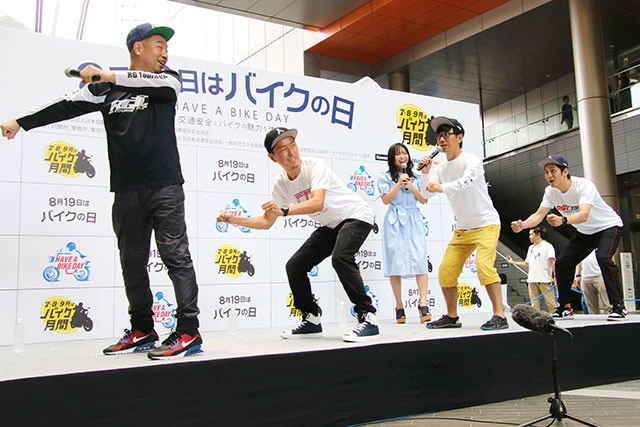 オフロード車やスーパーレーサータイプなど、自身の愛車を乗車ポーズで紹介するバイク芸人たち