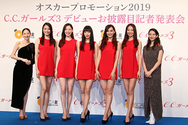 左から河北、「C.C.ガールズ3」の河合、豊田、花岡、鈴木、中川、そして武井