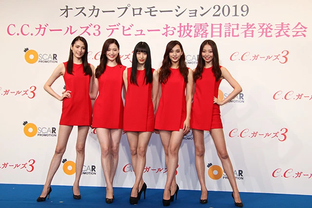 晴れの日を迎えた5人。この日、鈴木の両親も会場でその姿を見届けていたが、「決まったときは『信じられない』という第一声で、今日やっと信じてくれたかな」