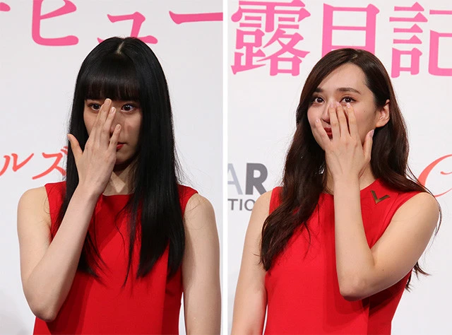 青田からのメッセージが朗読されている間、感動で涙を流す花岡と鈴木