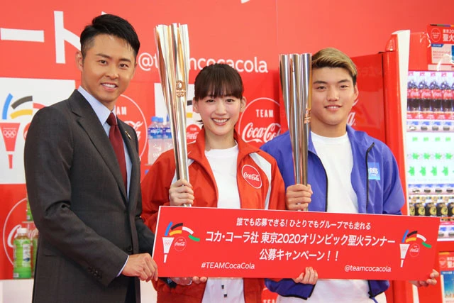 綾瀬はるかが堂安律と"トーチキス"。東京五輪の聖火ランナー体験で「腕がプルっとする」と重みを実感