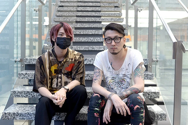 「ぼくチラ。」を手がける青木貴志さん（右）と、つるしまたつみさん（左）