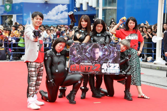 『ぱちんこＧＡＮＴＺ：２』のＰＲのため沖縄国際映画祭のレッドカーペットに登場した、（左から）ＮＯＮ　ＳＴＹＬＥの井上裕介、ゆりやんレトリィバァ、森咲智美、ガンバレルーヤのよしこ・まひる、椿鬼奴
