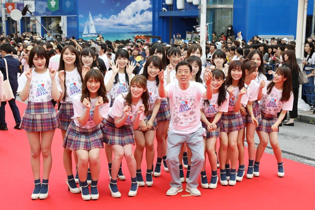 レッドカーペットには西川きよし師匠とＮＭＢ４８のメンバーも登場