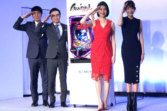 イベントに登壇したお笑いコンビのおぎやはぎ、女優の橋本マナミ、動画クリエイターのかねこあや