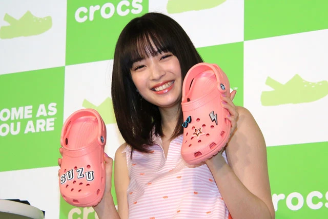 カスタムしたクロックスを手にする広瀬