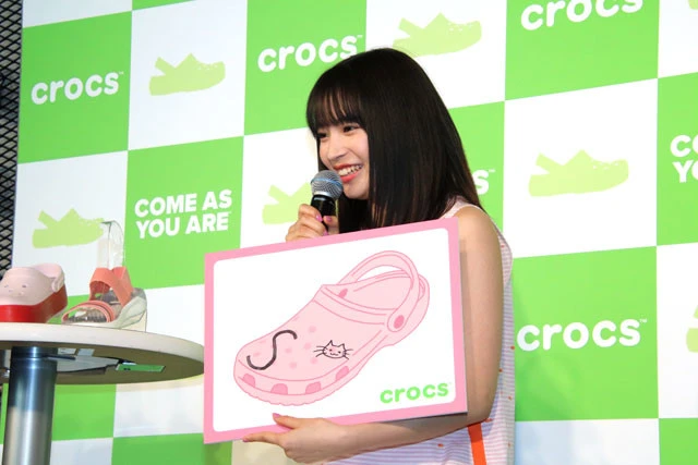 恐縮しながらも自身で考えたチャームを提案する広瀬