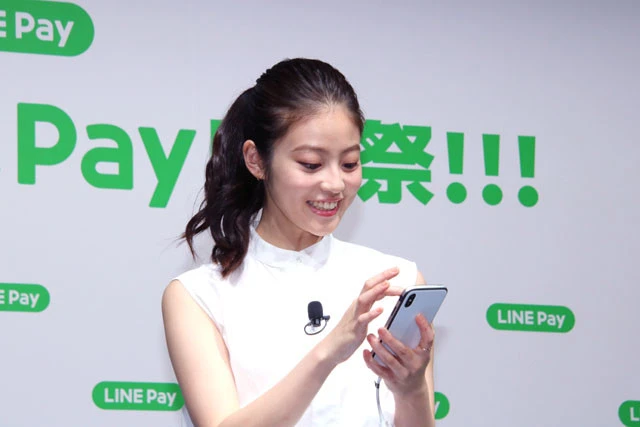 アプリとなった『LINE Pay』を体験し、驚く今田