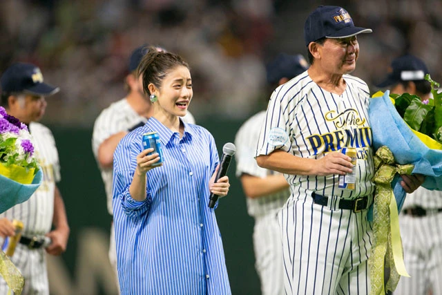 始球式前に乾杯! 『ザ・プレミアム・モルツ』を飲んでおいしそうな表情をみせる石原