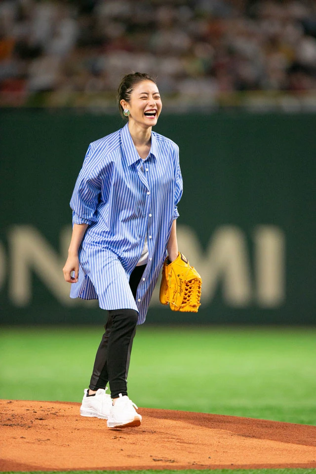 石原さとみが"ノールック投法"でノーバン成功!『サントリー ドリームマッチ』始球式に6年連続登場