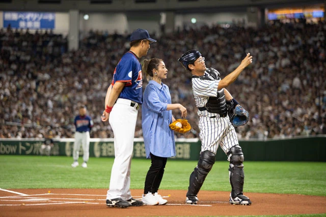 自撮りをする3人。石原が古田にスマホの操作を教える一幕も