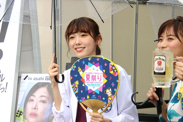 雨の『水上ハイボールステージ』に白衣姿の飯豊まりえが登場。「カメラ大丈夫ですか？」と取材陣に気配り