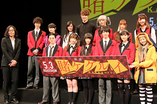 (前列左から)英勉監督、矢本悠馬、森川葵、浜辺美波、高杉真宙、松田るか、三戸なつめ、(後列左から)小野寺晃良、伊藤万理華、福原遥、宮沢氷魚、池田エライザ、中村ゆりか、柳美稀