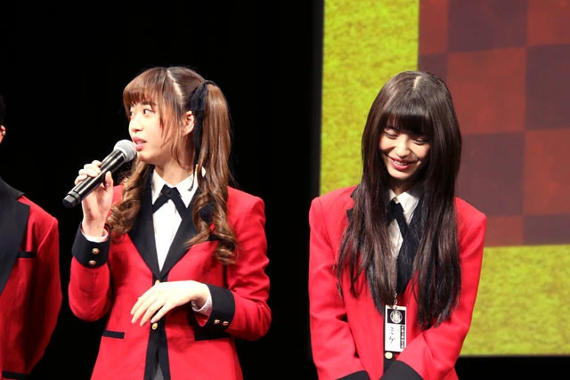 森川に褒められ、照れる浜辺