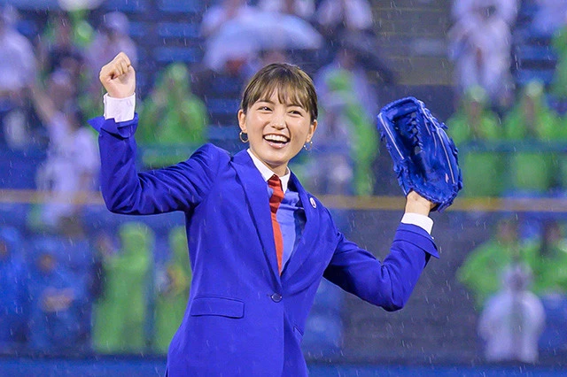 川口春奈、魔球で5年ぶりのリベンジ! 神宮球場のノーバン始球式に「今日の出来栄えは100点!」
