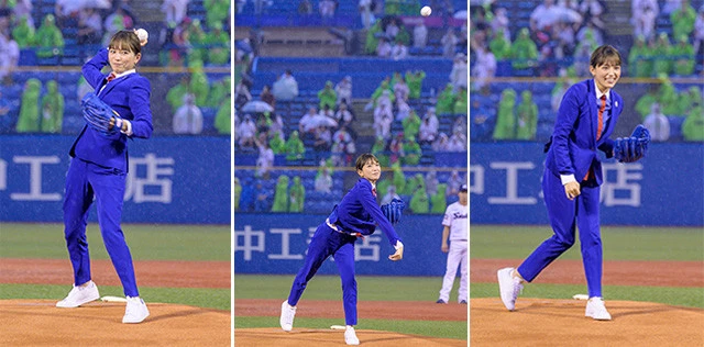 笑顔のまま投げ、高くあがったボールを見届けた